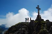 12 Sagome in controluce sulla cima dell'Alben